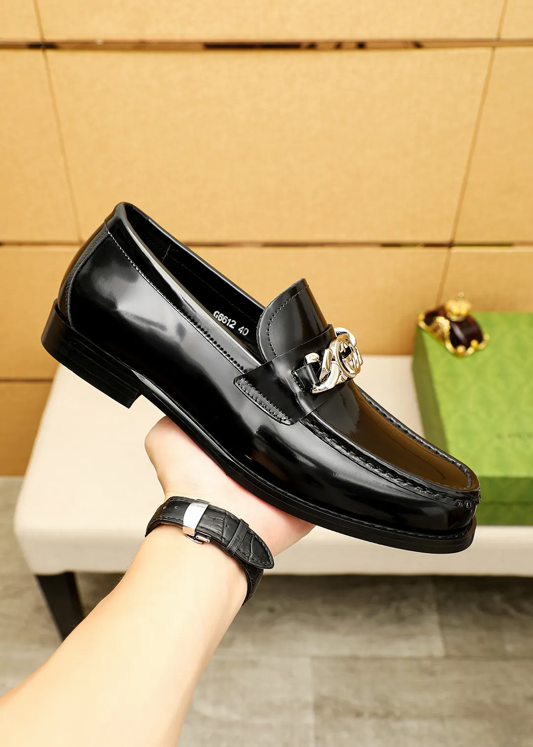 Men's shoes 💰480 💐 Product trademark: GUCCI "Gucci" casual leather shoes Regular size: 38-44 (45.46🉑️customized) Product materials: Selected imported first-layer open-edge beaded cowhide leather upper + luxury hardware buckle, imported water-dyed cowhide leather lining. Strong three-dimensional visual effect, original outsole color: 2 colors available